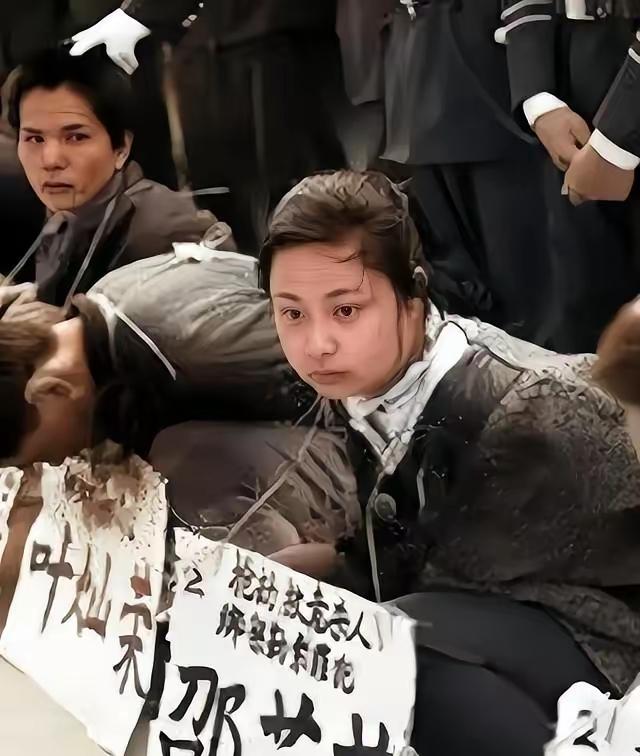 1995年东莞刑场，25岁女死刑犯 邵苗苗 蹲坐在地，静候死刑。她面容呆滞，双手