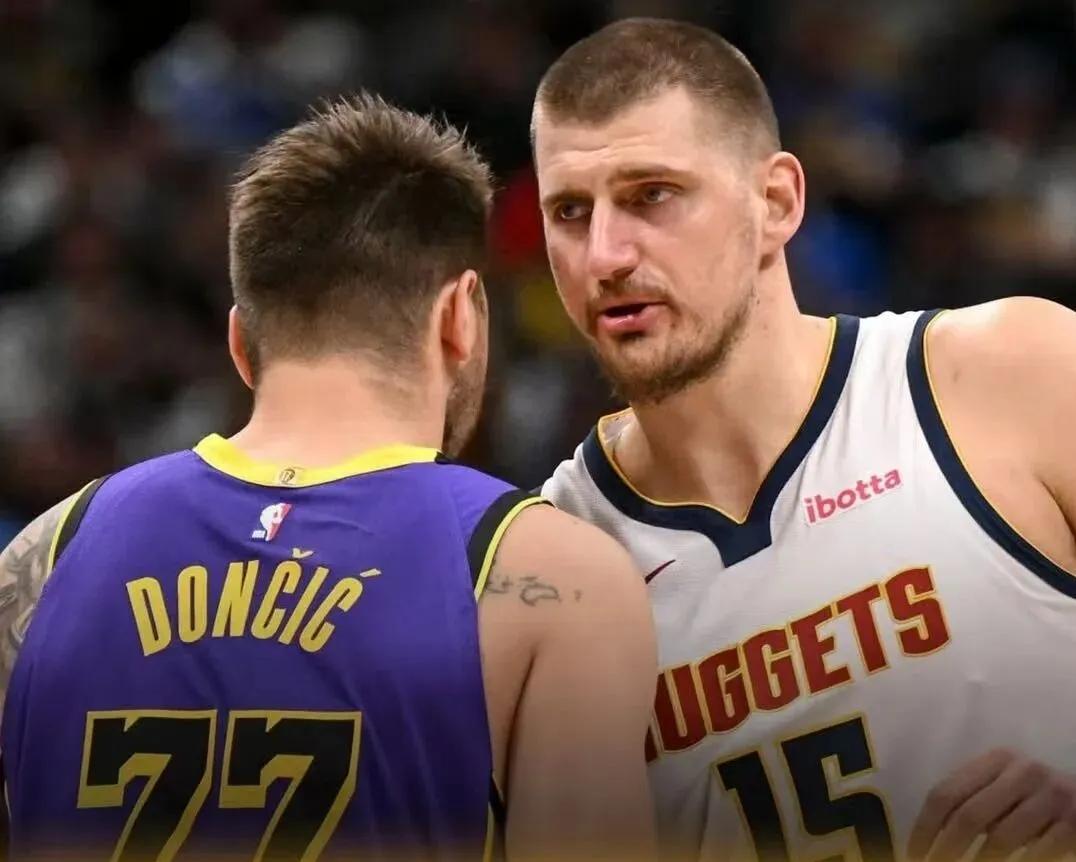 东契奇：自从我来到湖人，湖人就不再惧怕掘金了。
约基奇：你膨胀了，季后赛我们还会