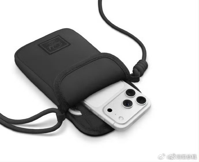 iPhone斜挎包哦吼，上次1299的没俘获你们的芳心，这次直接来499的斜挎包