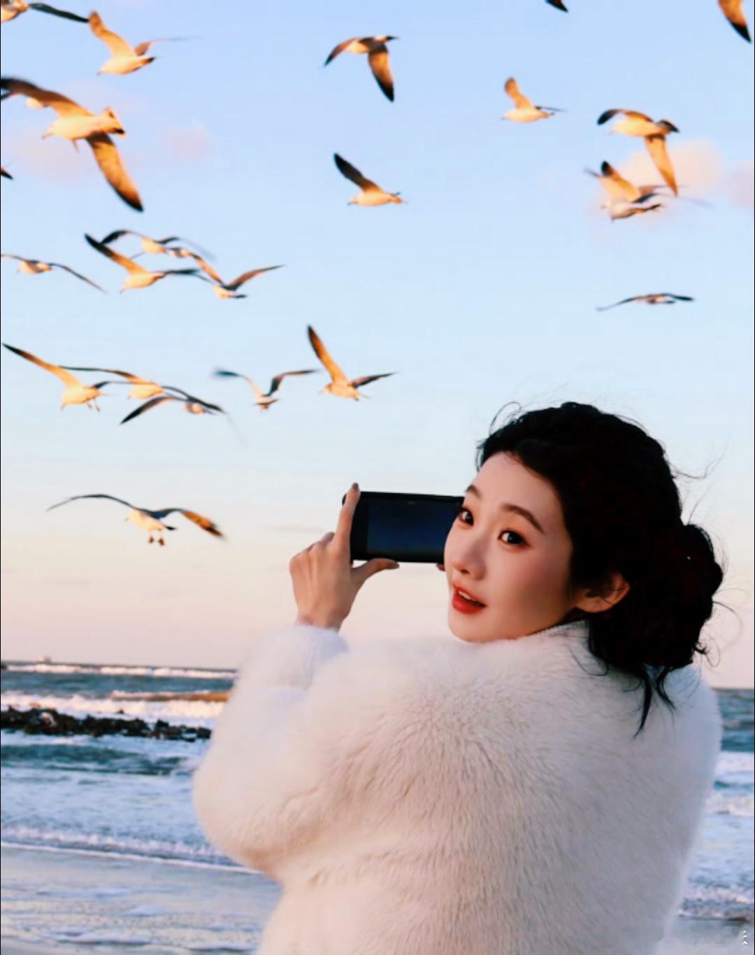 张艺凡咋萌成萨摩耶了 谁被张艺凡萌化了！冬日海边的奶白造型，扎着小揪揪浑身毛茸茸