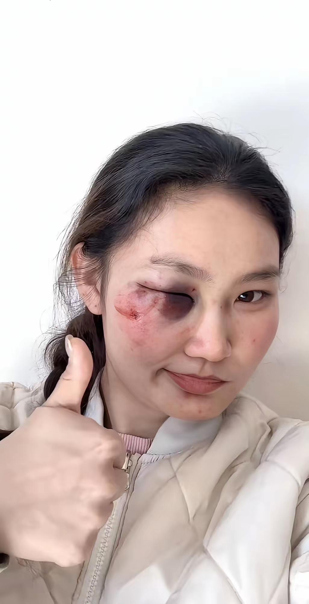 你牛B，
明天离婚大厅里见，
孩子归你，
银行卡都在我这里呢。