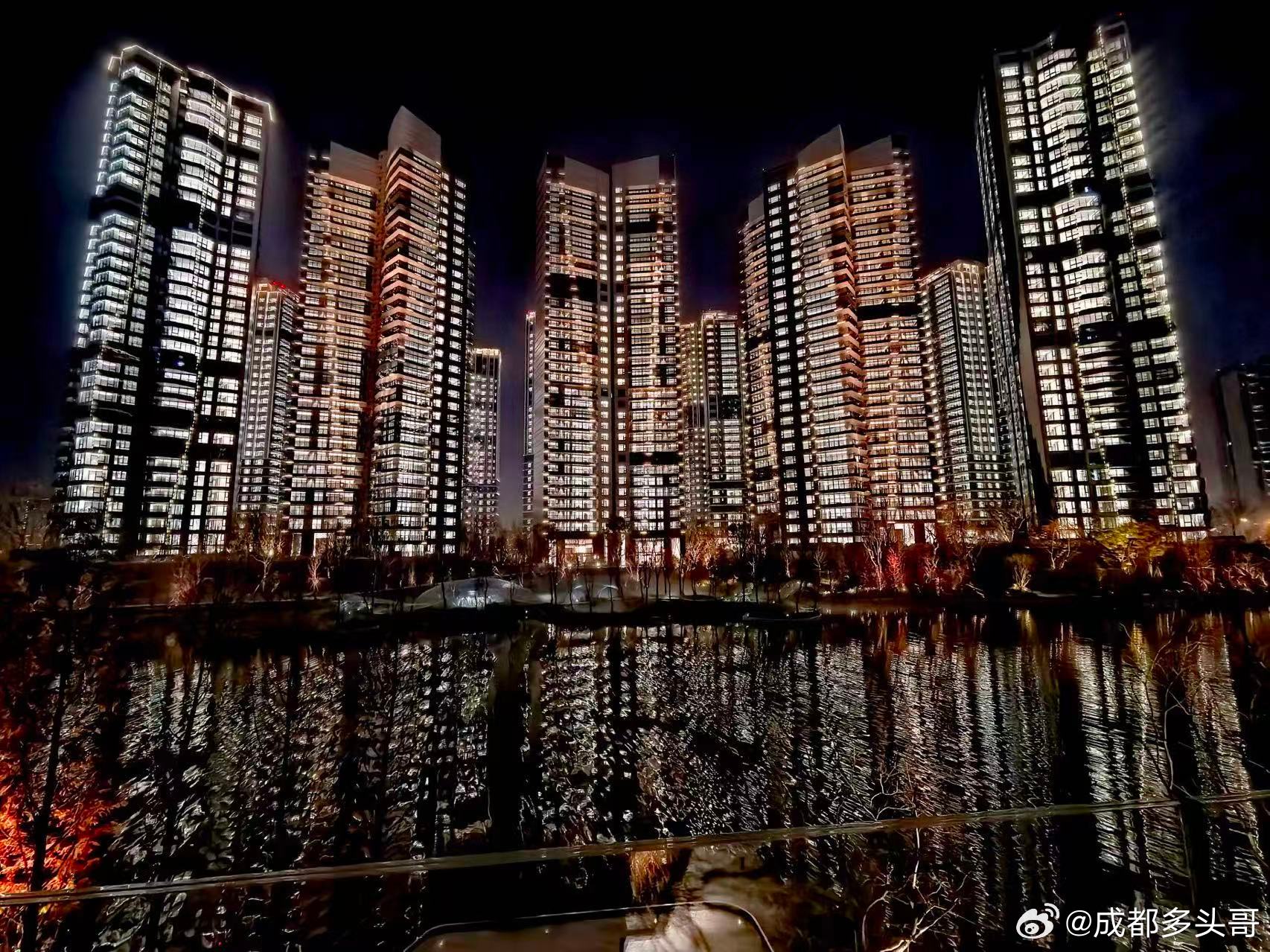 麓湖生态城迄今最大组团“观澜”亮灯仪式，本周起将整体交付。 