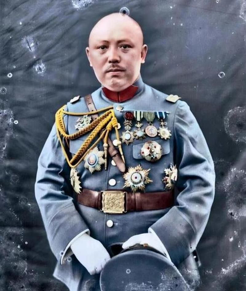 据传龙云个子不高，身高约1.6米，卢汉肤色黑,唐芸赓偏偏看中讲武堂出身、谈吐风雅