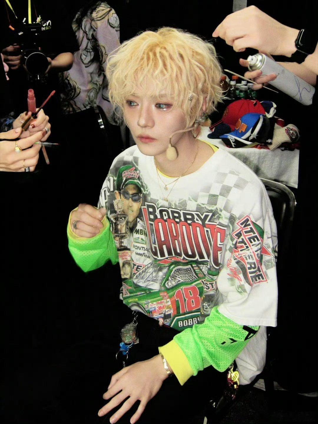 鹿晗关晓彤还不如大方承认分手，省的大家天天拿出来遛，狗仔也被盯着鹿晗，天天蹭别人