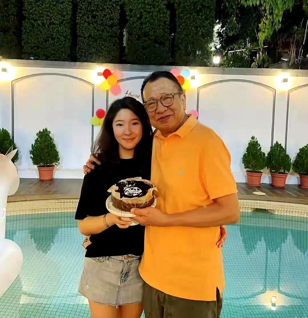 49岁才当爹，
拿了一百多万让女儿去新加坡开咖啡店。开了两年店倒了，他还说钱能再