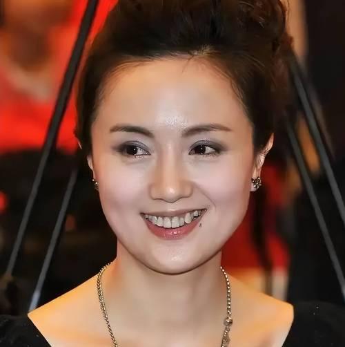 姚晨说，那天院长来电时我正补妆呢，他声音哽咽着说媛媛没了。粉扑从手里滑落，我愣在