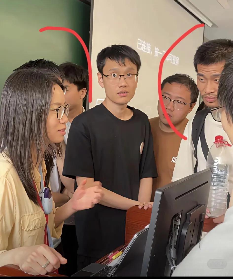 我总算看懂韦东奕这个眼神了。
他看到王虹眼睛都有神，他嘟噜噜说了一堆后，王虹说: