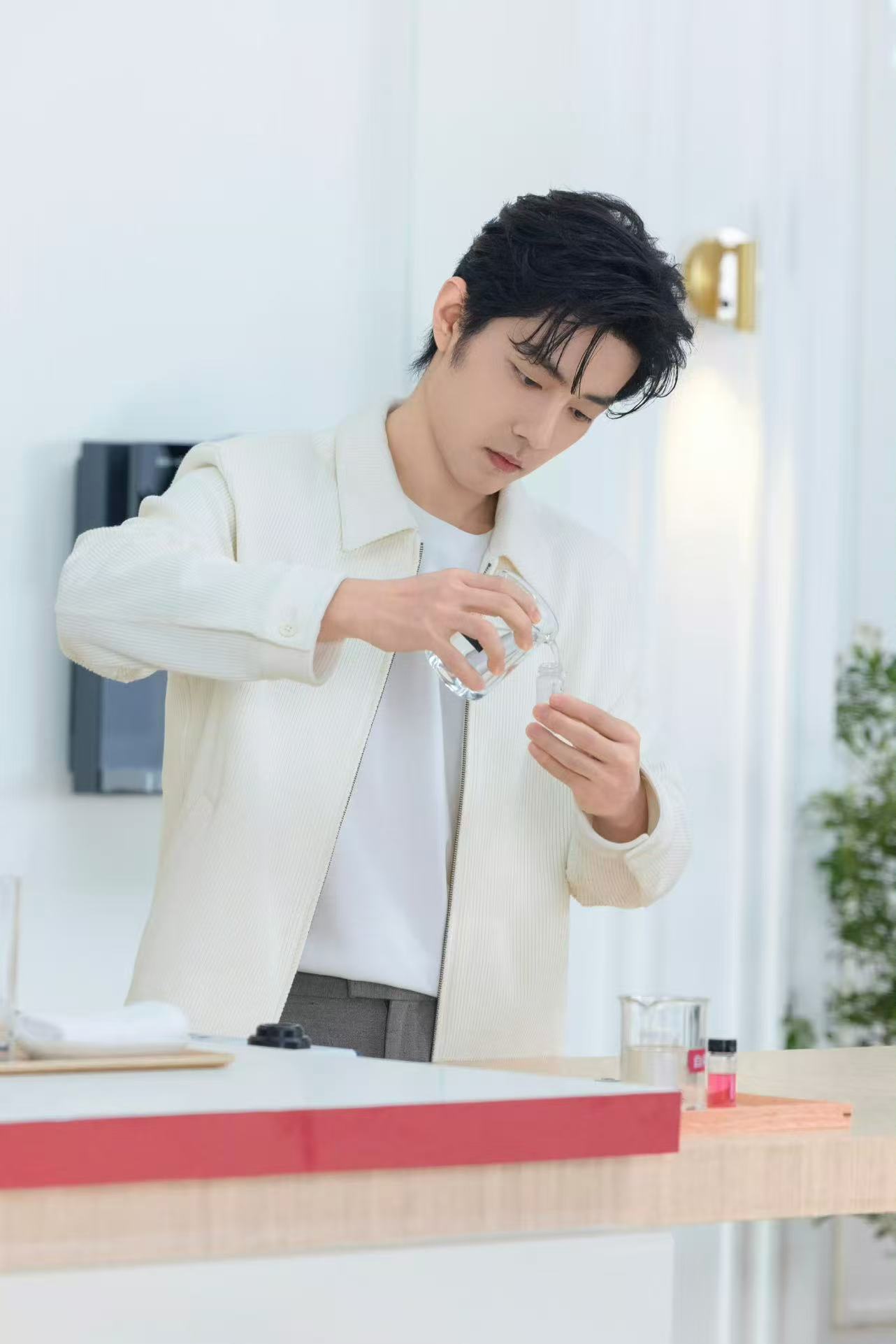 肖战准时相约肖战纯白外套look肖战准时相约，不错不错，好看的 