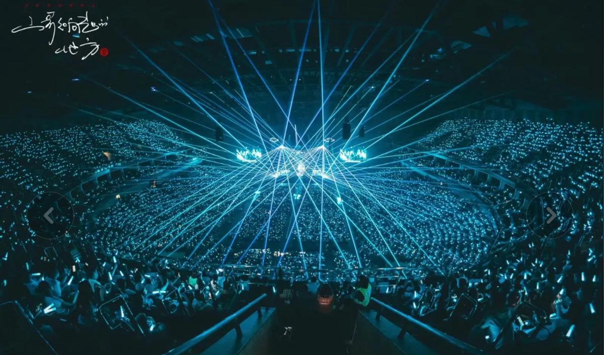 厉害！刀郎南京演唱会！俄罗斯歌迷没抢到票，场外唱歌给刀郎助威
在南京的一场刀郎演