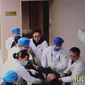 【#男子体检突发心梗3分钟冲出10名医护#】心梗猝死是一个大问题！ ​​​