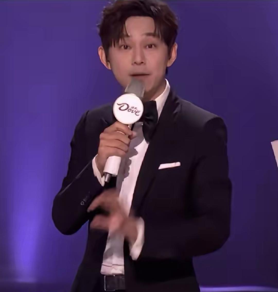 昨晚《声鸣远扬》总决赛直播，真是把尴尬值拉满，连何老师都栽在这了！
 
本来是夏