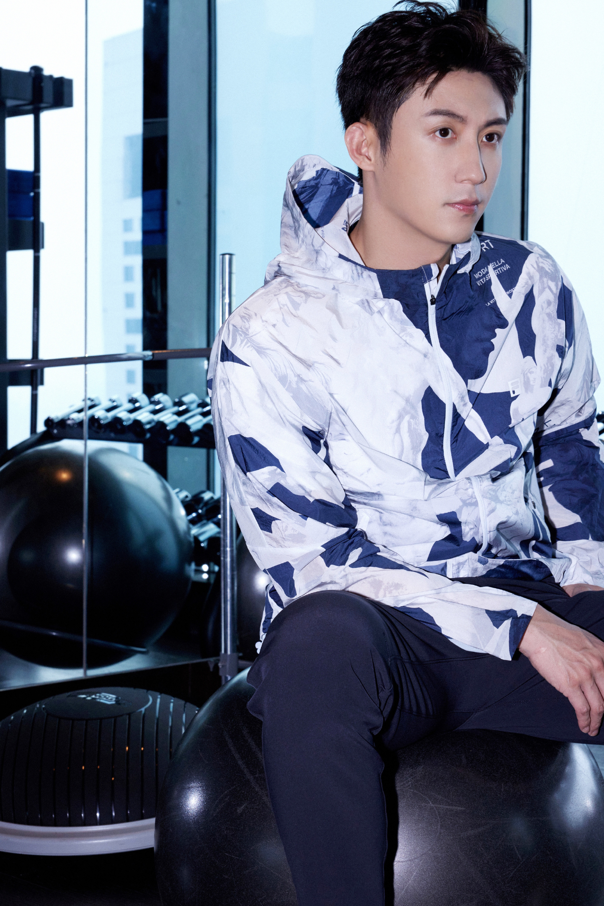 #黄景瑜活力男孩#黄景瑜南京活动，蓝白冲锋衣ootd真有活力，好一个运动风造型，