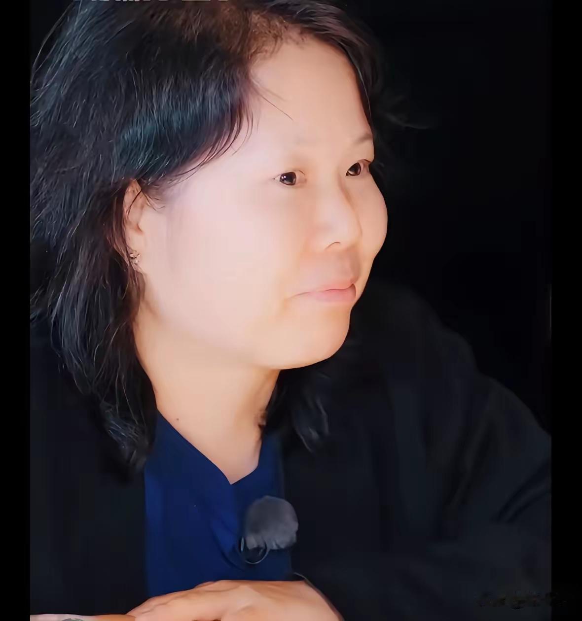 看着张家齐妈妈和她的相处，有种看《再见爱人》中麦琳和李行亮相处时的控制欲和窒息感