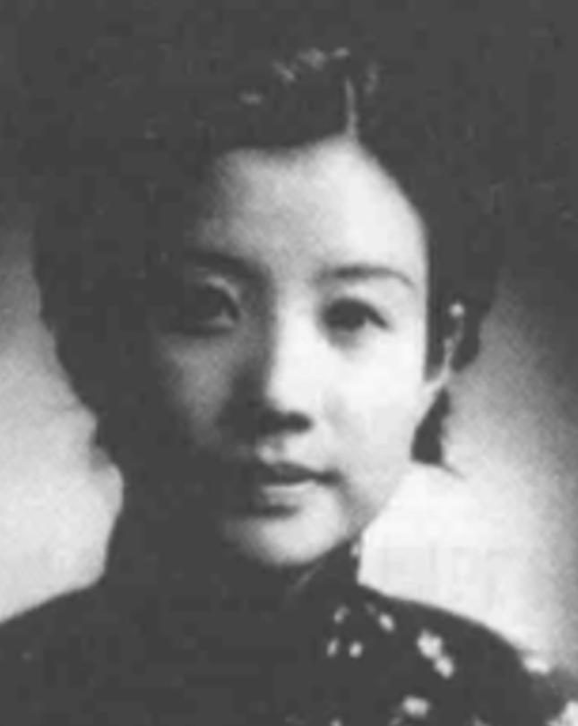 1955年，周总理急匆匆的来到毛主席处，将一位48岁女叛徒的判决书递给毛主席，毛