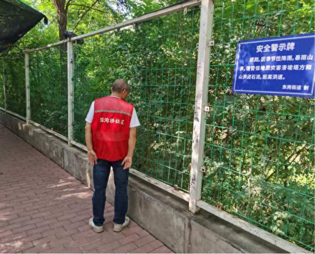 【文明实践在城关·筑牢河道生态安全和防汛安全屏障】深沟桥社区：节前巡河护生态 筑牢防线保平安