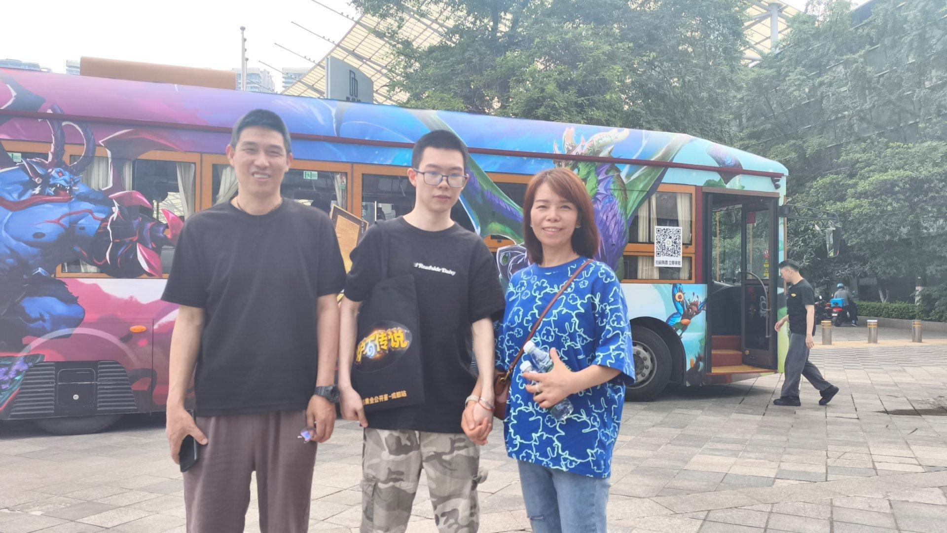 炉石传说 早上成都黄金赛现场，在涌动的人群中，我注意到一对特别的身影——一位妈妈