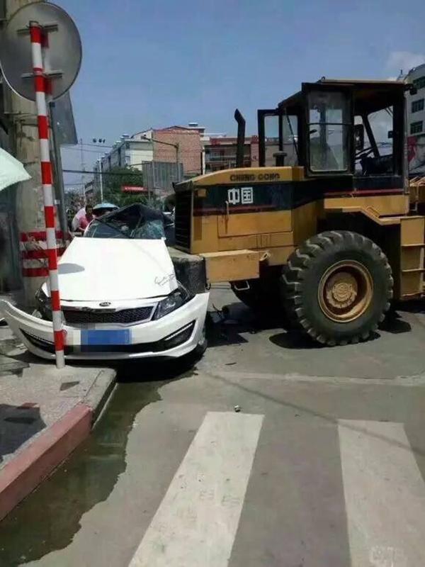 “这就是拖欠工资的下场？”陕西，铲车司机儿子病重，前往工地讨要欠薪。岂料，包工头