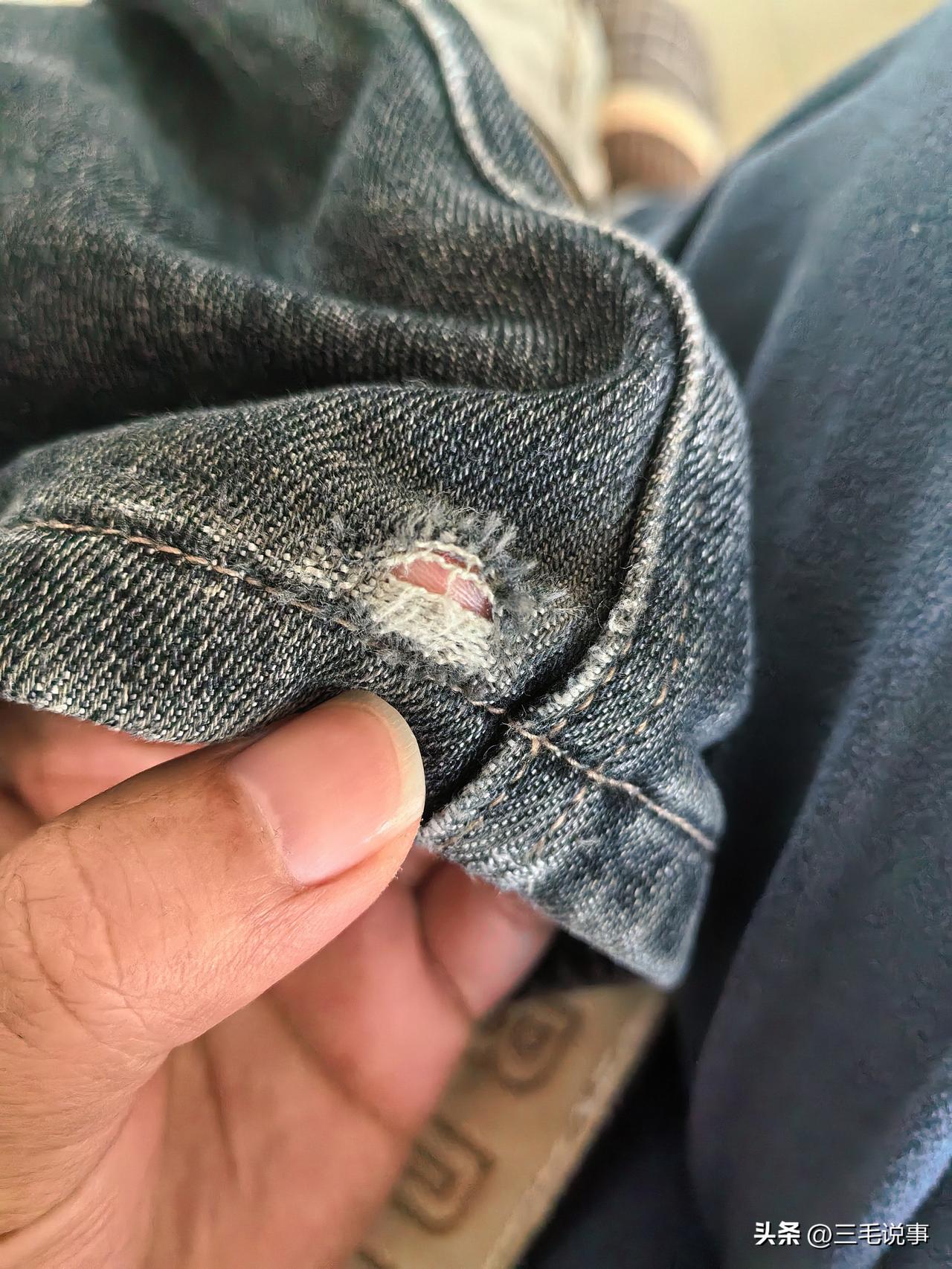 现在的裤子质量真的太差了。

以前在以纯买了一件，没穿几个月竟然就烂了。

然后