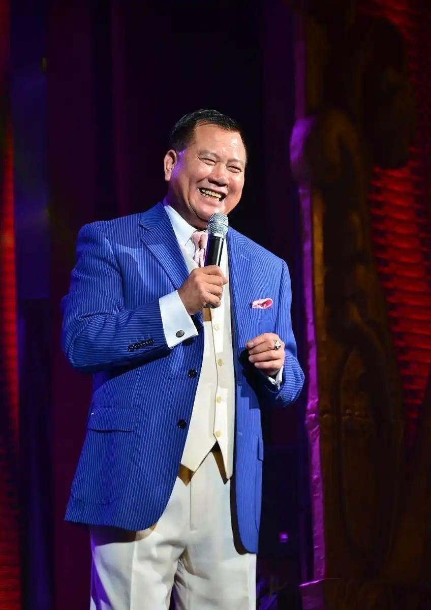 万梓良是匿名捐款 17 年的 w 先生。这份风骨确实令人肃然起敬。
万梓良频繁出