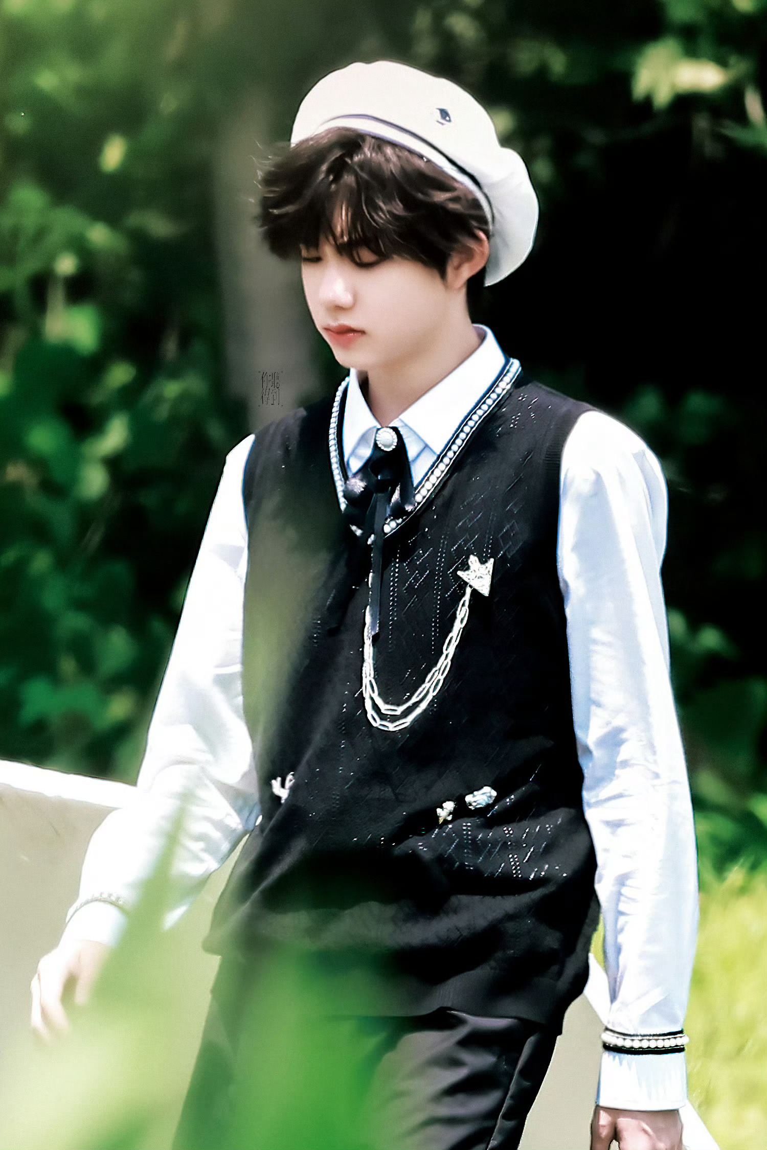 陈奕恒水手服造型陈奕恒今日外拍路透🍃📷绿野仙踪[憧憬]贝雷帽水手服造型！森林