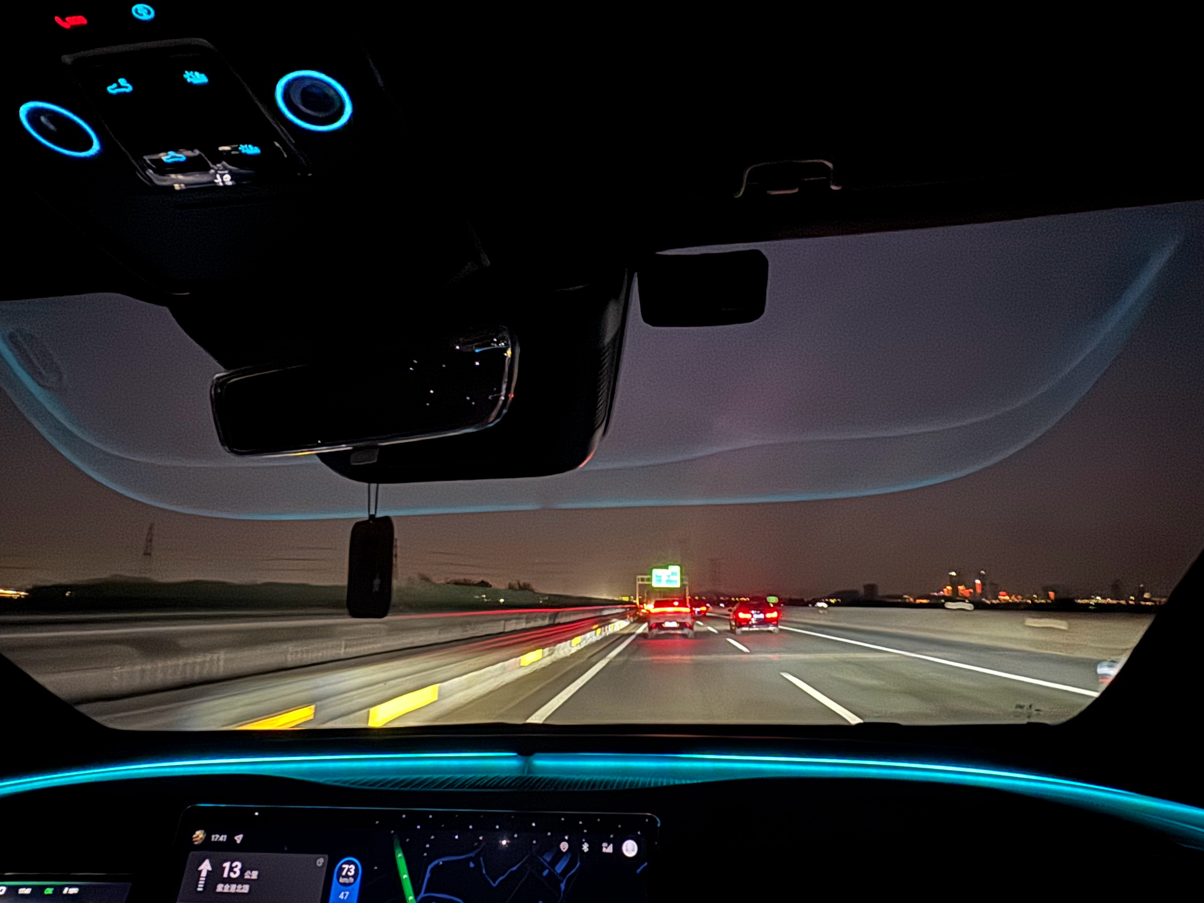 这风挡玻璃和反射的氛围灯，老觉得UFO出现了 