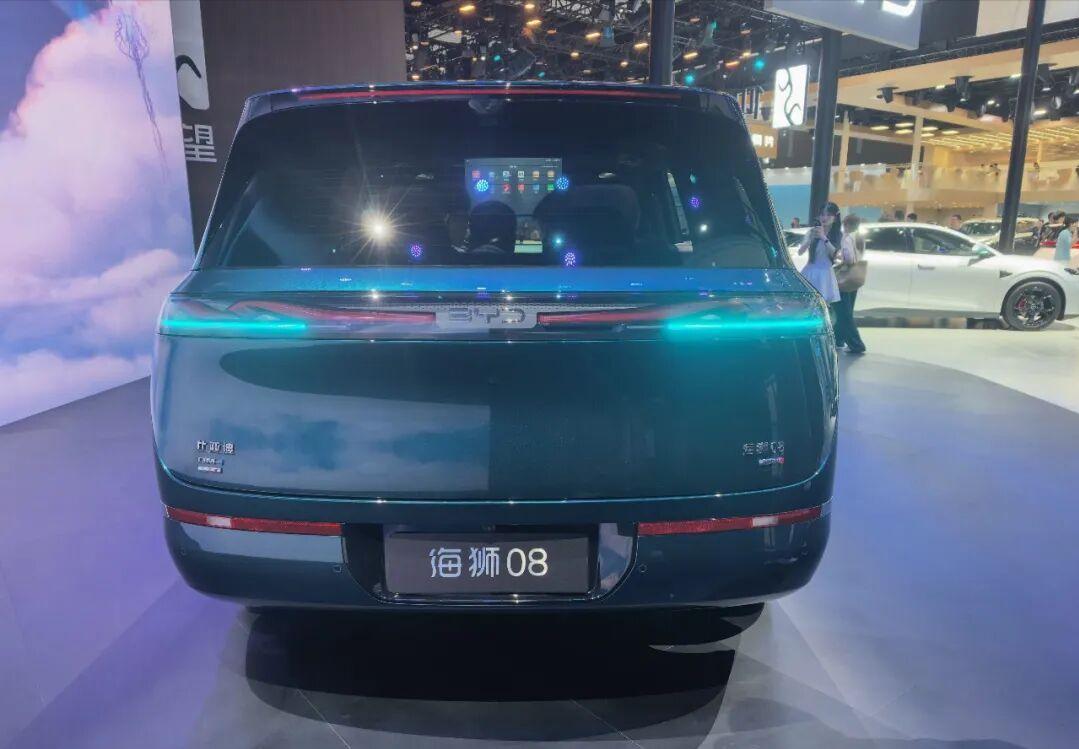 成都车展上，比亚迪海狮 08 算是展台关注度很高的一台家用中大型 SUV，五座、