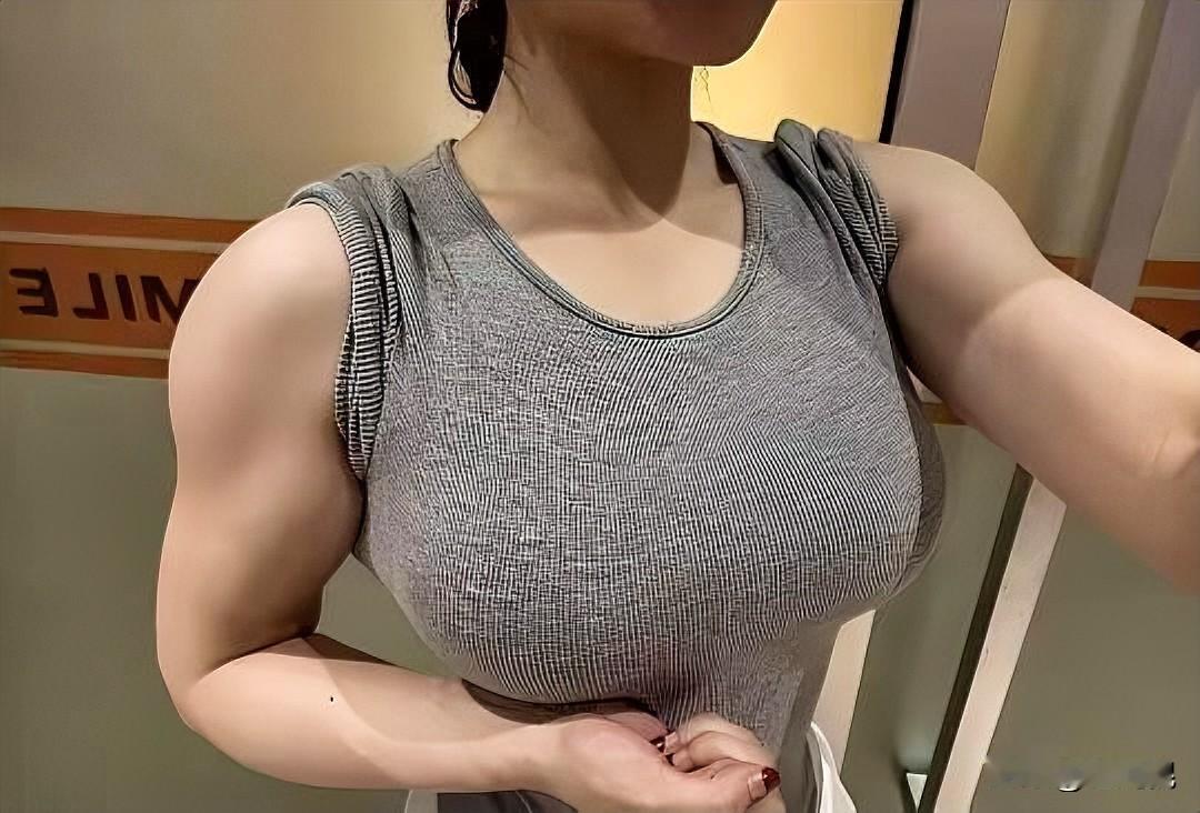 美女👩🏻‍🦰健身练成现实版金刚芭比的效果，从世俗的男人👨🏻视角来看，算