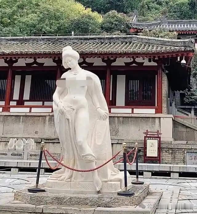 近日，西安华清池“贵妃出浴”雕像因袒露上半身被指“不雅观”，景区回应称其设计通过