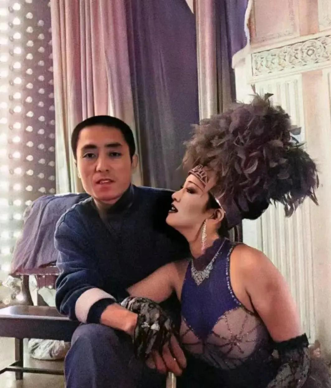 听说男人有个潘多拉魔盒定律，找过一个小女朋友，后面就不会再找同龄的了，然后越找越