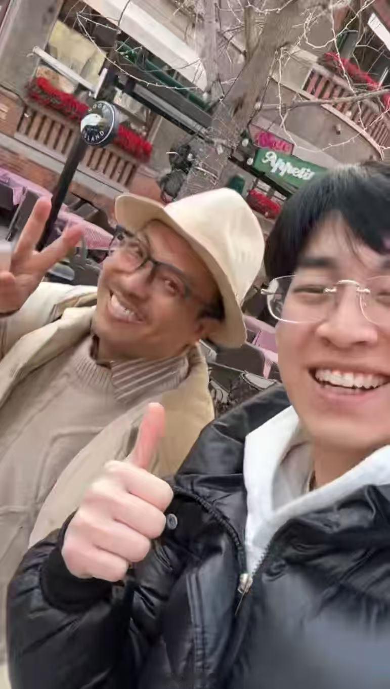 老舅躲催婚带外甥一起跑路过年的“生 存智慧”又更新了！老舅带外甥跑路躲催婚，既找