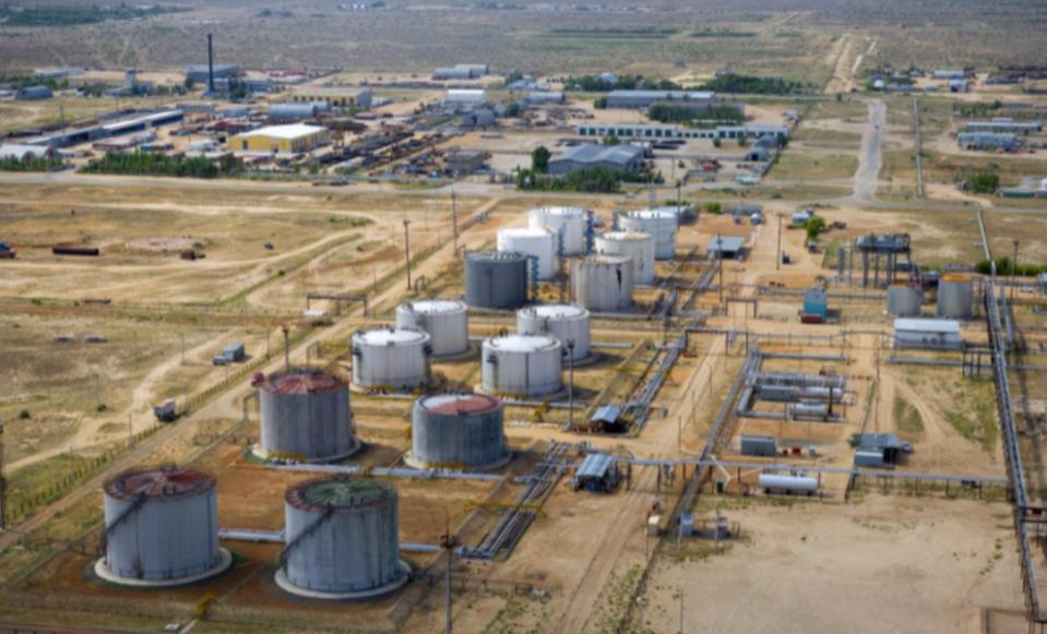 “这回中国绝对是脑子进水了，等着把底裤都赔光吧！”当年，面对中国豪掷50亿美元接