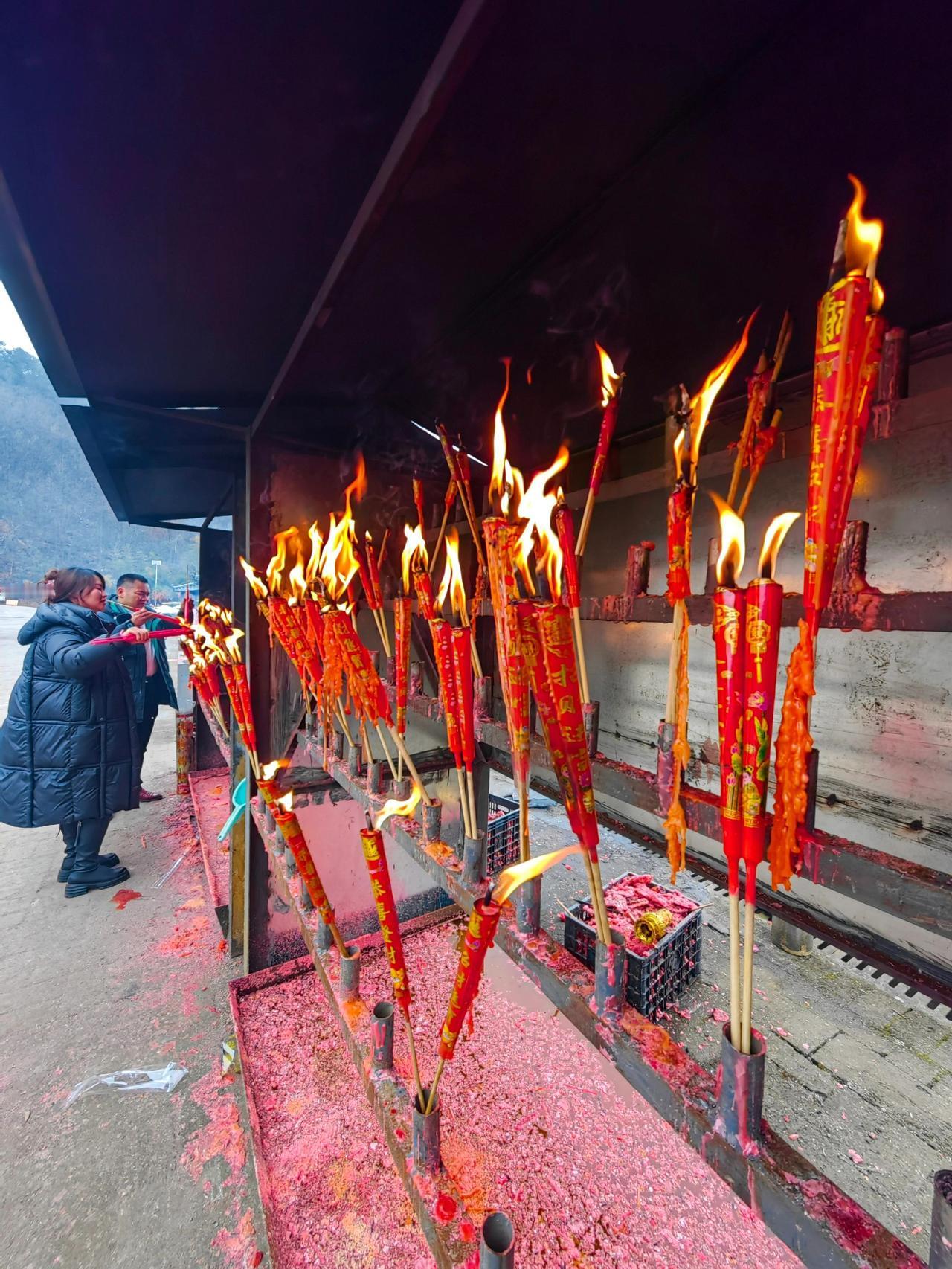 人心有魔，灵不灵都要求总有人翻山越岭为你而来 烧香祈福 国泰民安祈福 愿天下太平