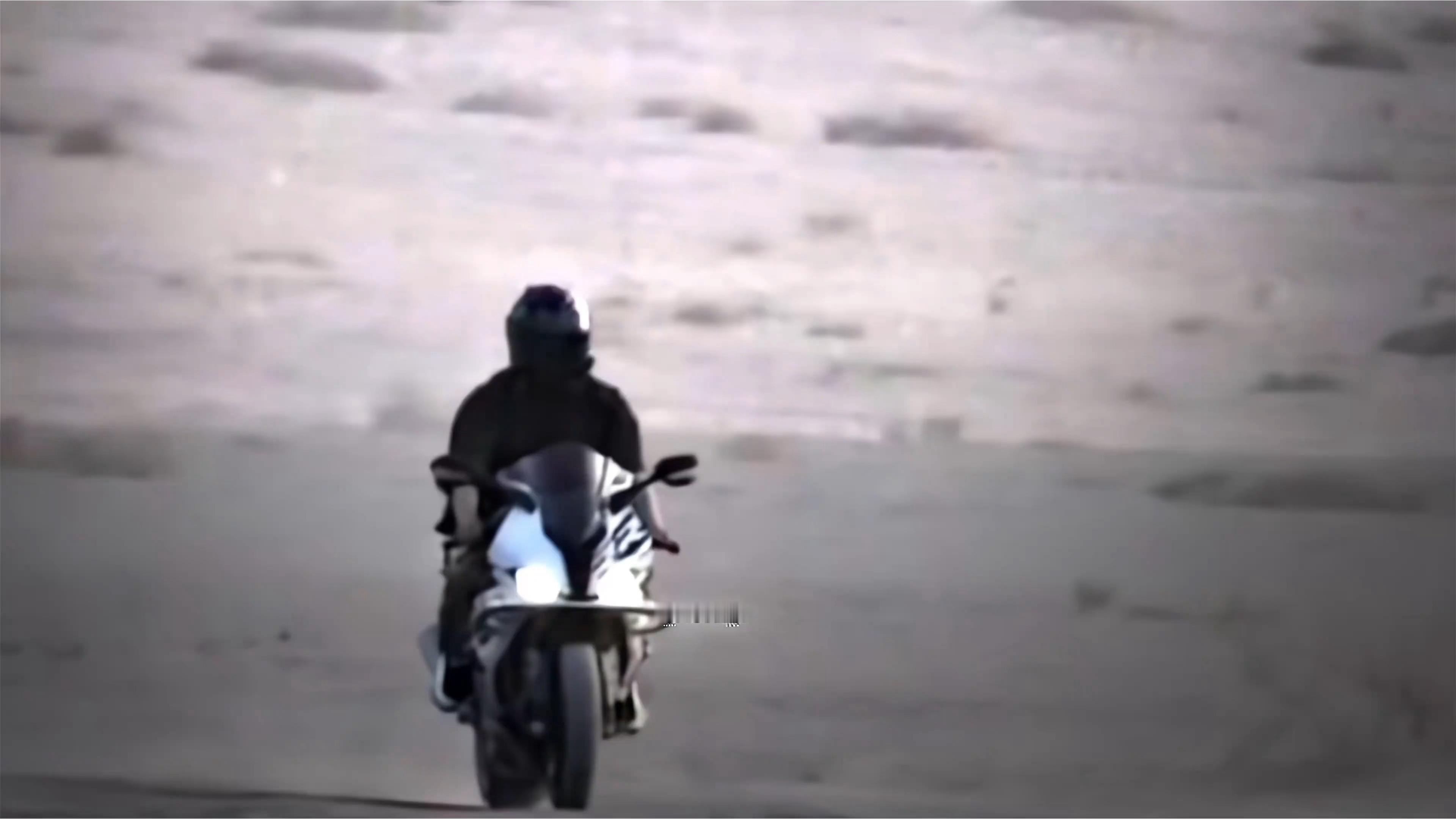 丞磊下个班怎么跟拍电影似的 这完全公路文男主🏍️ 