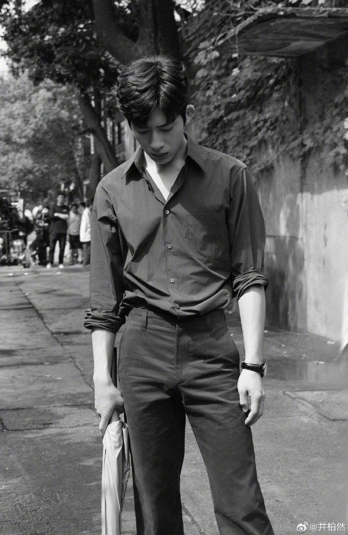 井柏然这次完全冷脸烧啊 井柏然一低头把看文的都勾来了 别人是剧抛脸，井柏然是剧抛