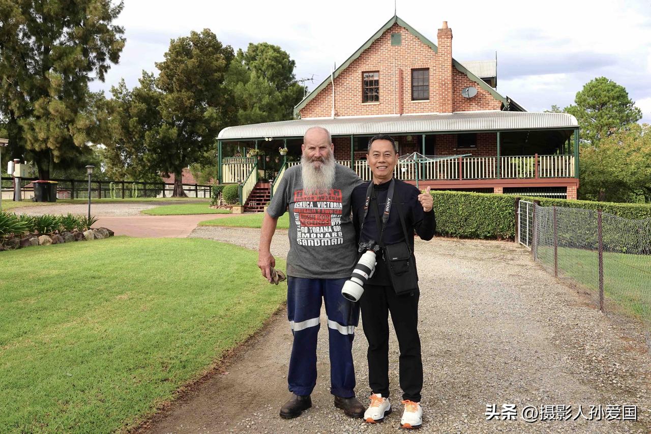 和澳大利亚大爷合个影，身后是他的家。大爷刚打理完家中的草坪，还没来得及换衣服。
