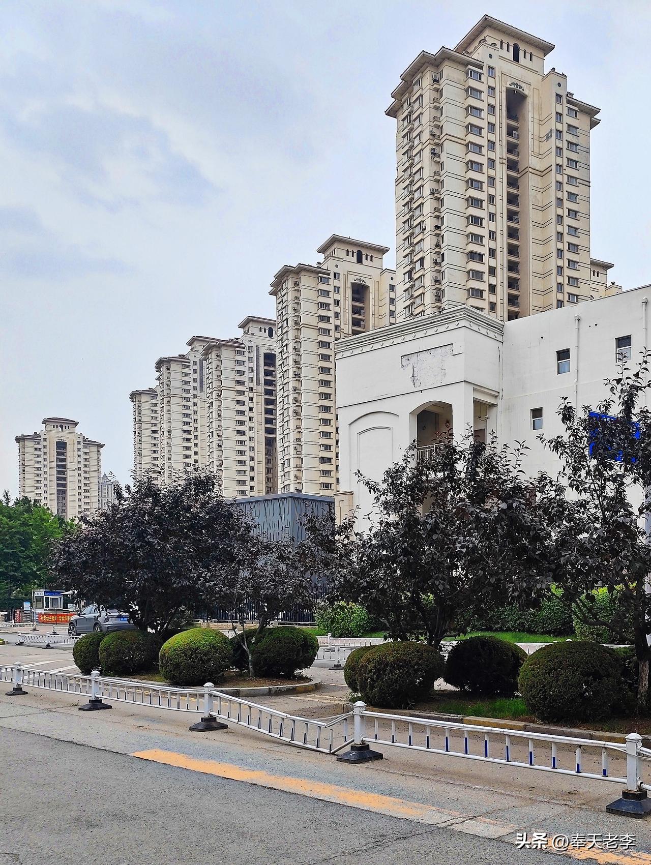 随拍沈阳市于洪新城汪河路街景。
汪河路位于于洪新城，是区域内一条主干道，连接于洪