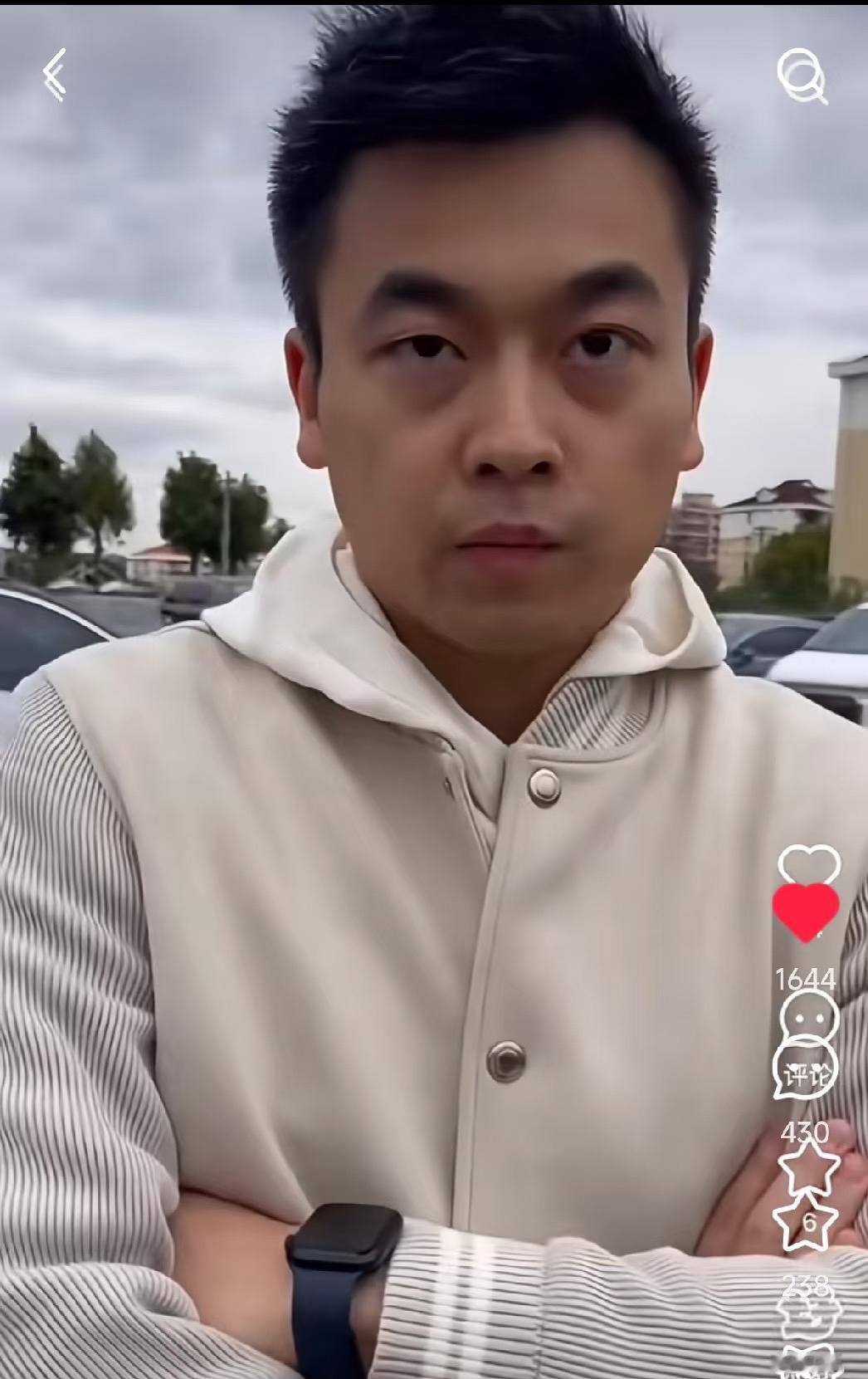 这位大哥态度很强硬，不过现在应该后悔了吧，

面对原配妻子的不断发问，

最后对