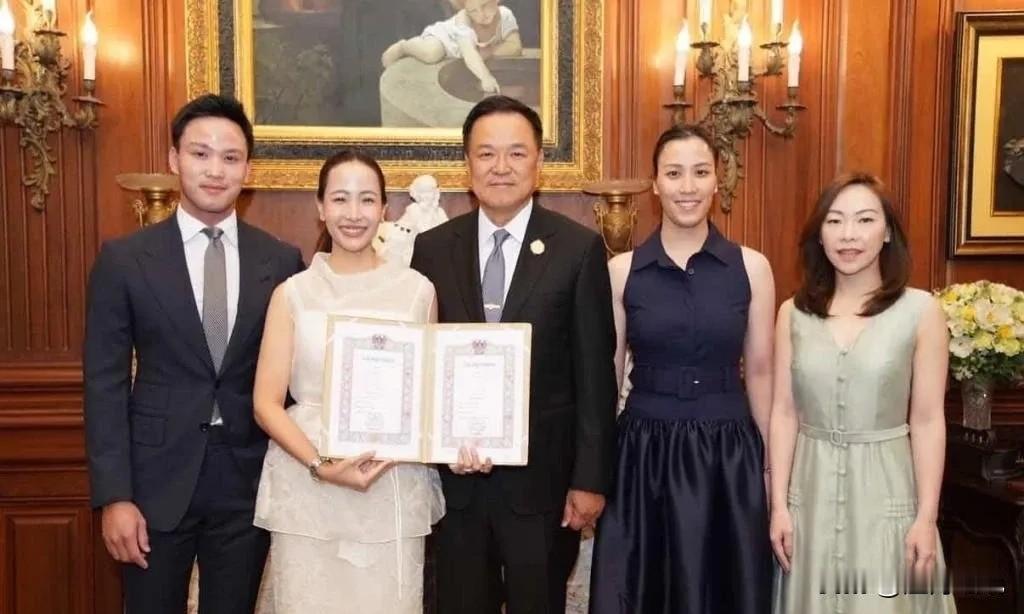 “2.14“前一天，阿努廷与妻子塔南农·尼拉米特低调完成婚姻注册，这也是法律意义