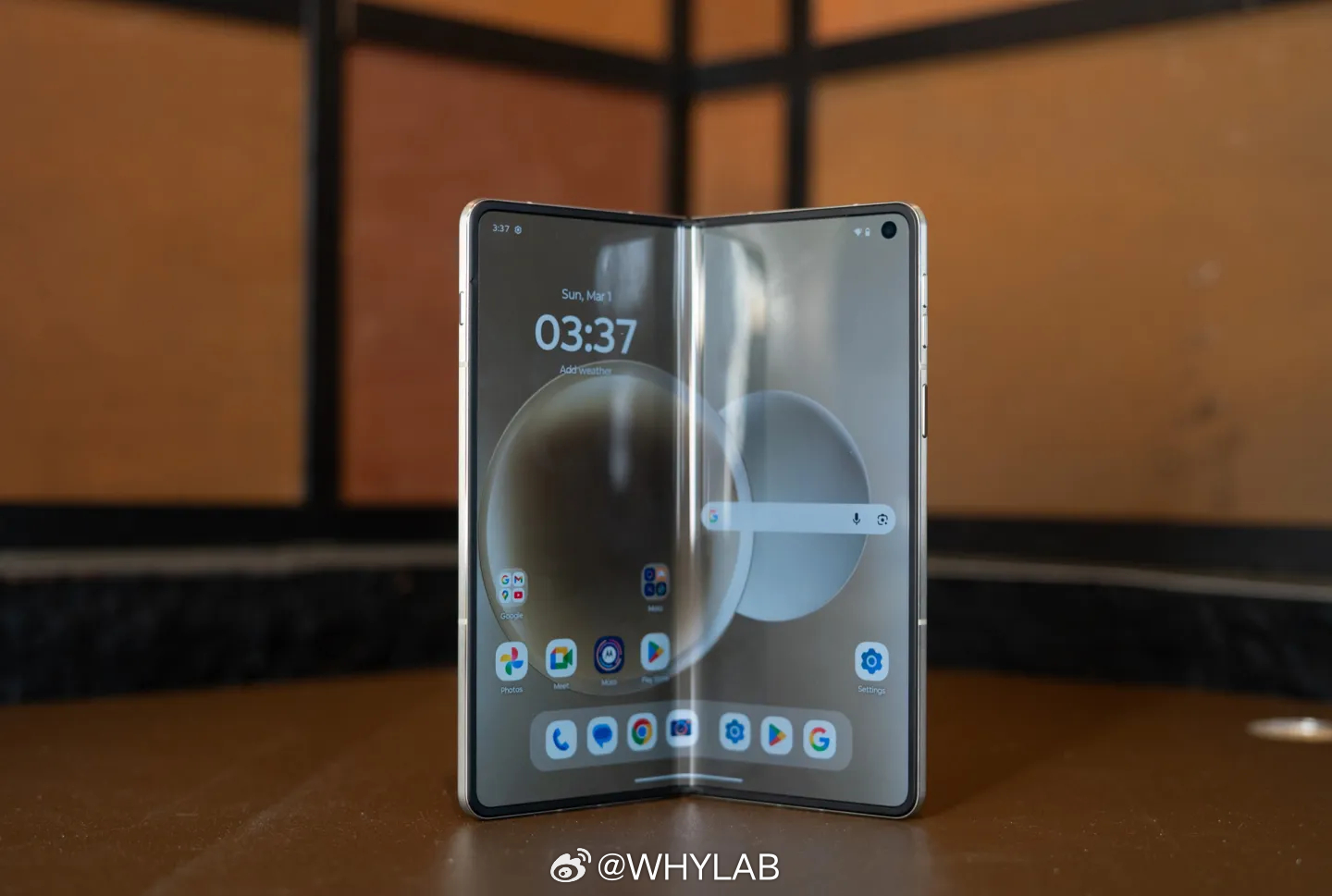 摩托罗拉首款大折叠 Razr Fold 在 MWC2026 发布，售价为 199