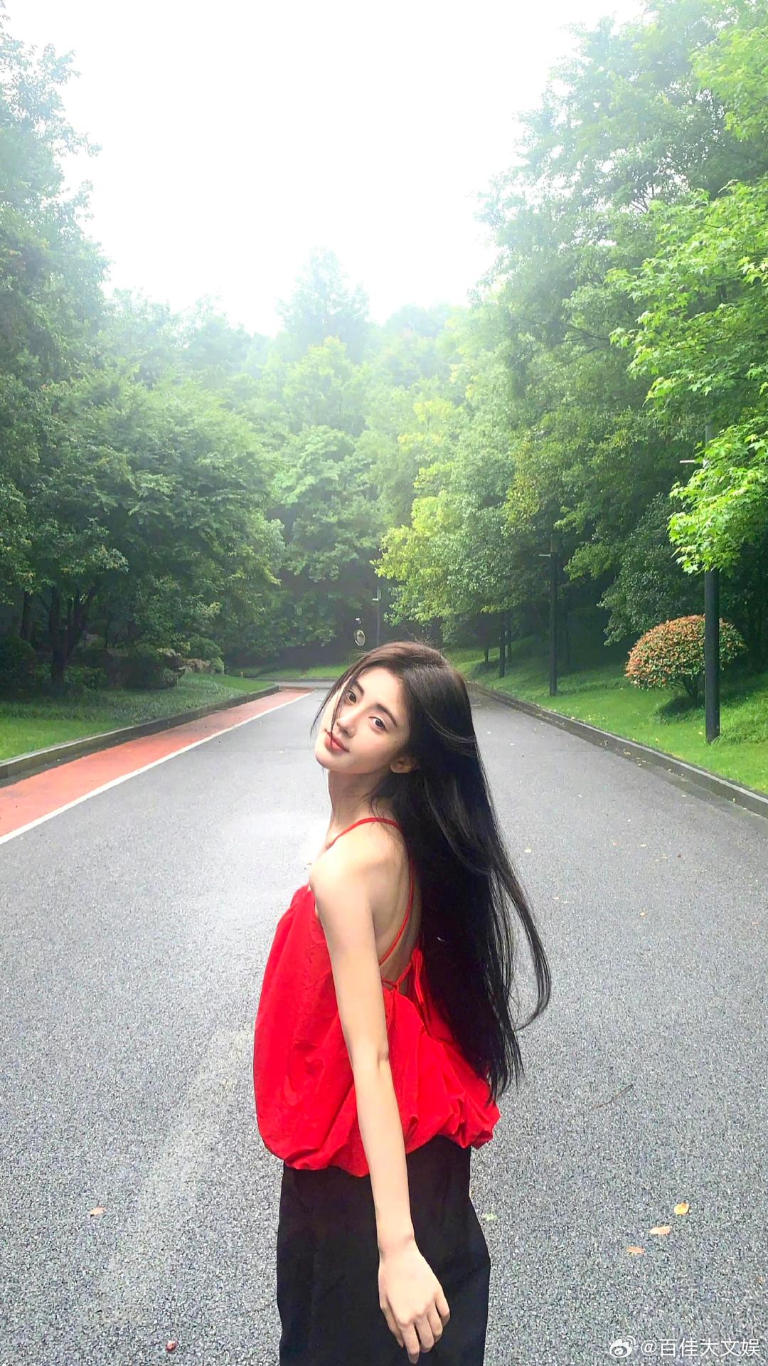 鞠婧祎郭敬明空降超话 真正的优秀无需多言，鞠婧祎用作品立足。流言蜚语终会散去，清