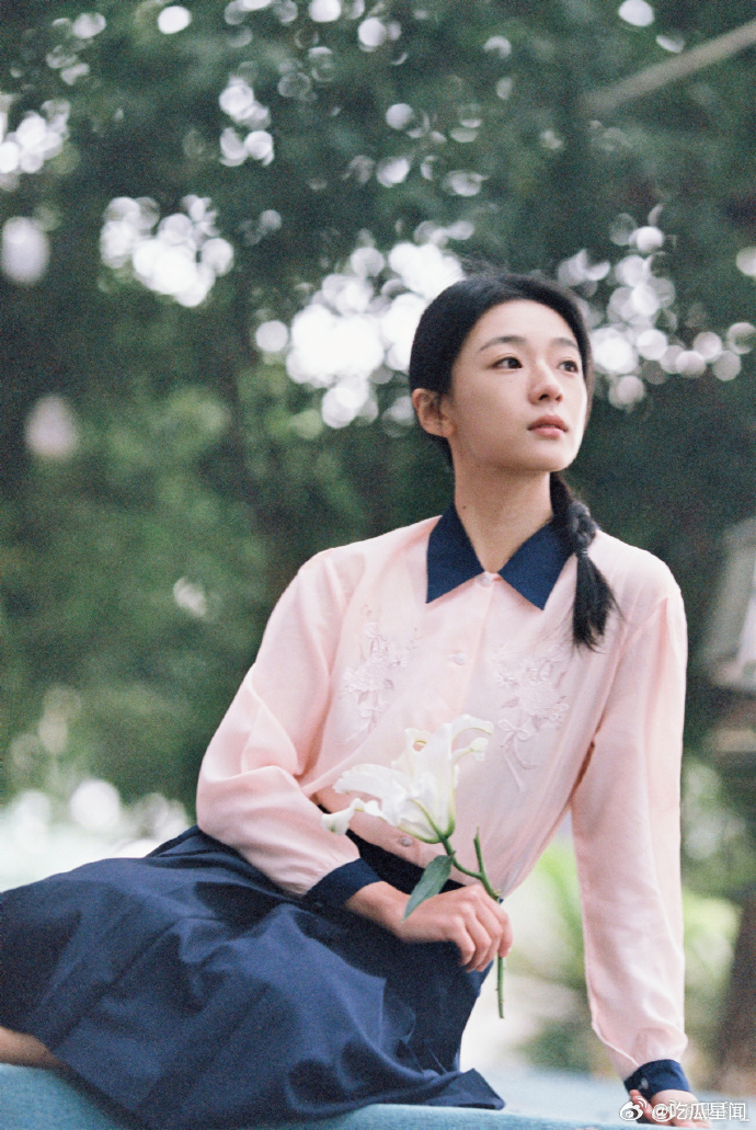 内娱清冷系白月光又上新了王和好像年代文女主从书里走出来了王和这组怀旧写真氛围感直