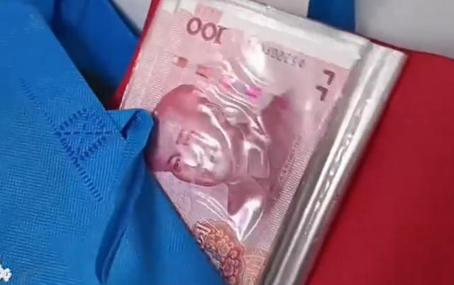 济南一饭店老板垃圾桶旁捡到两万余元现金归还，失主称是给女儿上大学的钱