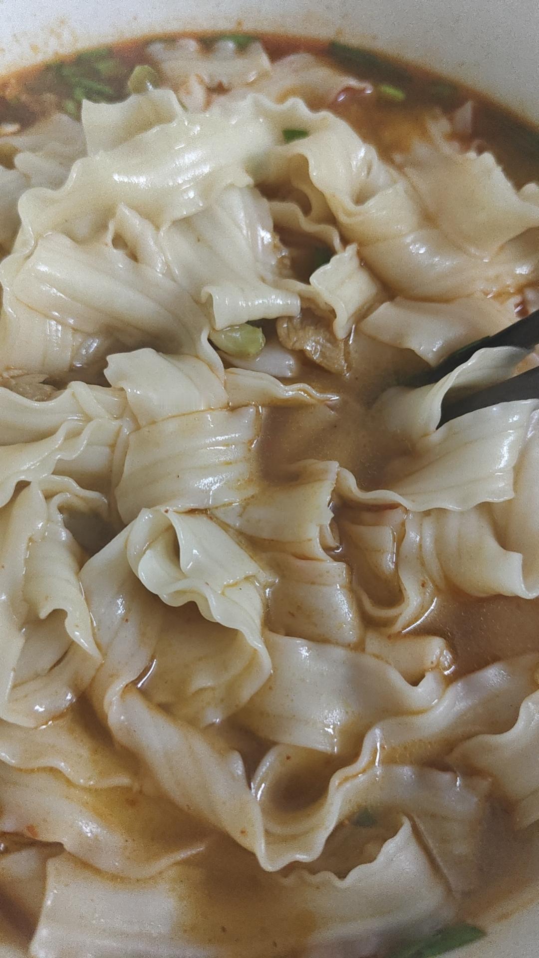 一大早起来，啥也不如这么一碗热乎乎的汤面顶事儿。

面宽宽厚厚的，满满当当一大海