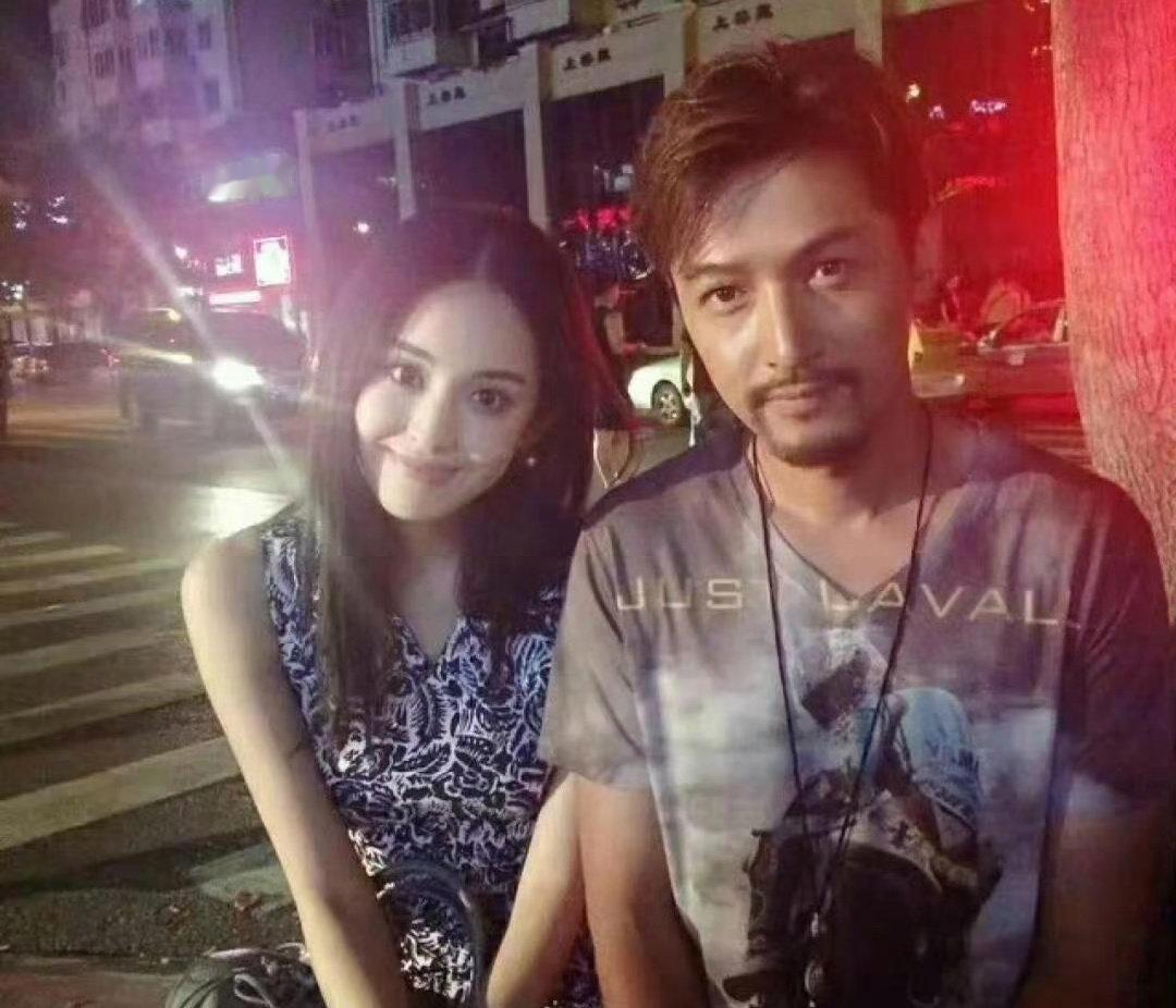 娜扎和胡歌的合照，真正的郎才女貌啊，当时也是满满cp感啊！梦回《轩辕剑之天之痕》