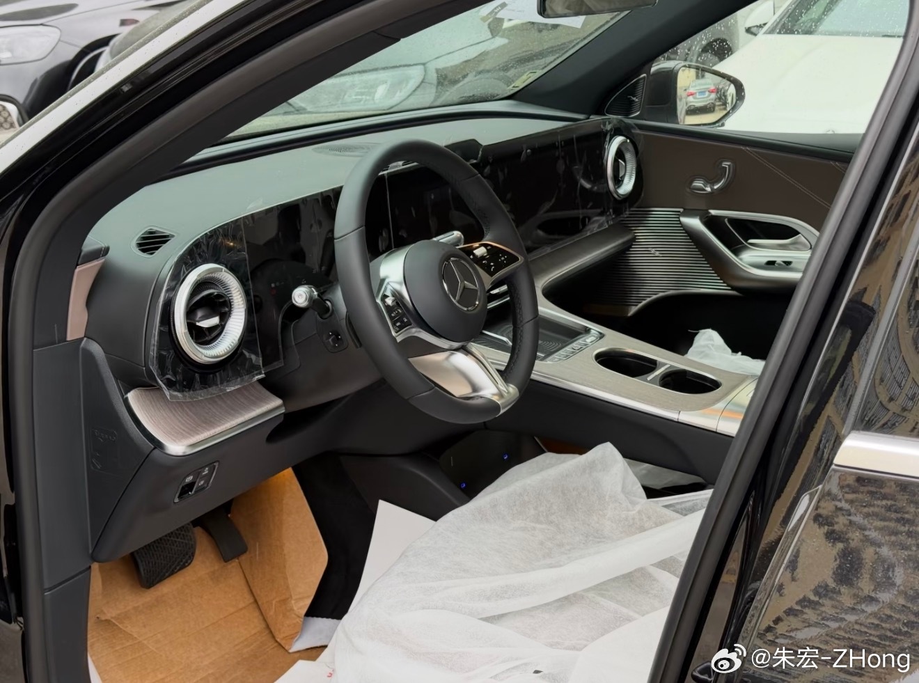 奔驰GLC350 鎏金版 黑棕 纯电 指导价339800元现在全款优惠5000元
