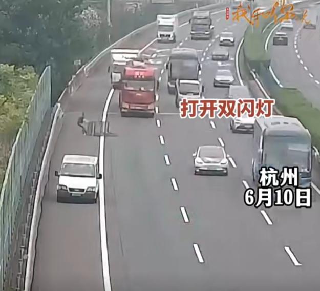 6月12日报道，几天前，52岁河南货车司机高速徒手拖80斤重铁架，救下整条车流。