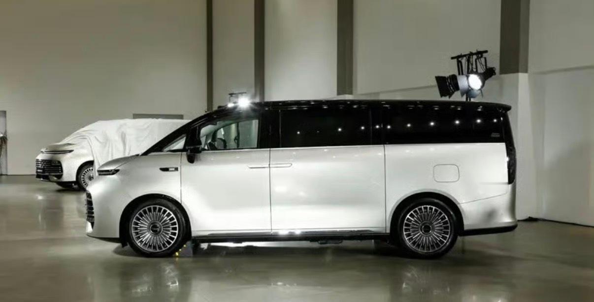 【吉利银河V900更多信息公布 搭载全新一代超级AI增程技术】近日，吉利银河官方