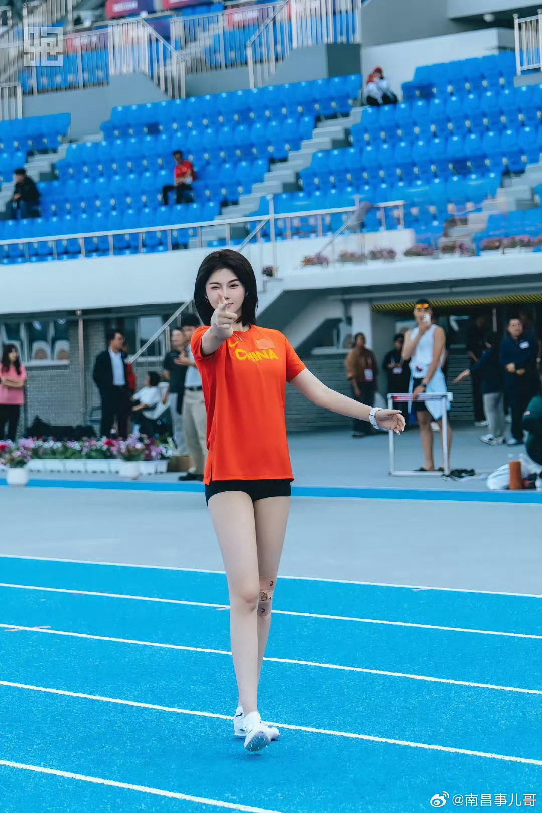 谁懂军训中偶遇偶像的快乐！北体军训时，在校园小道散步，吴艳妮迎面走来，还热情聊天