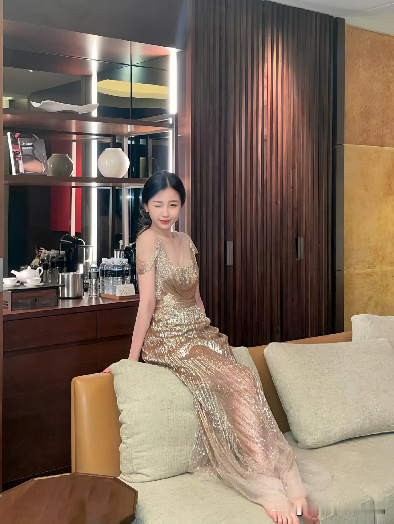 聚光灯还未亮起，虞书欣已在雅致空间悄然定格这一瞬。一袭鎏金亮片长裙，似将星辰缀于