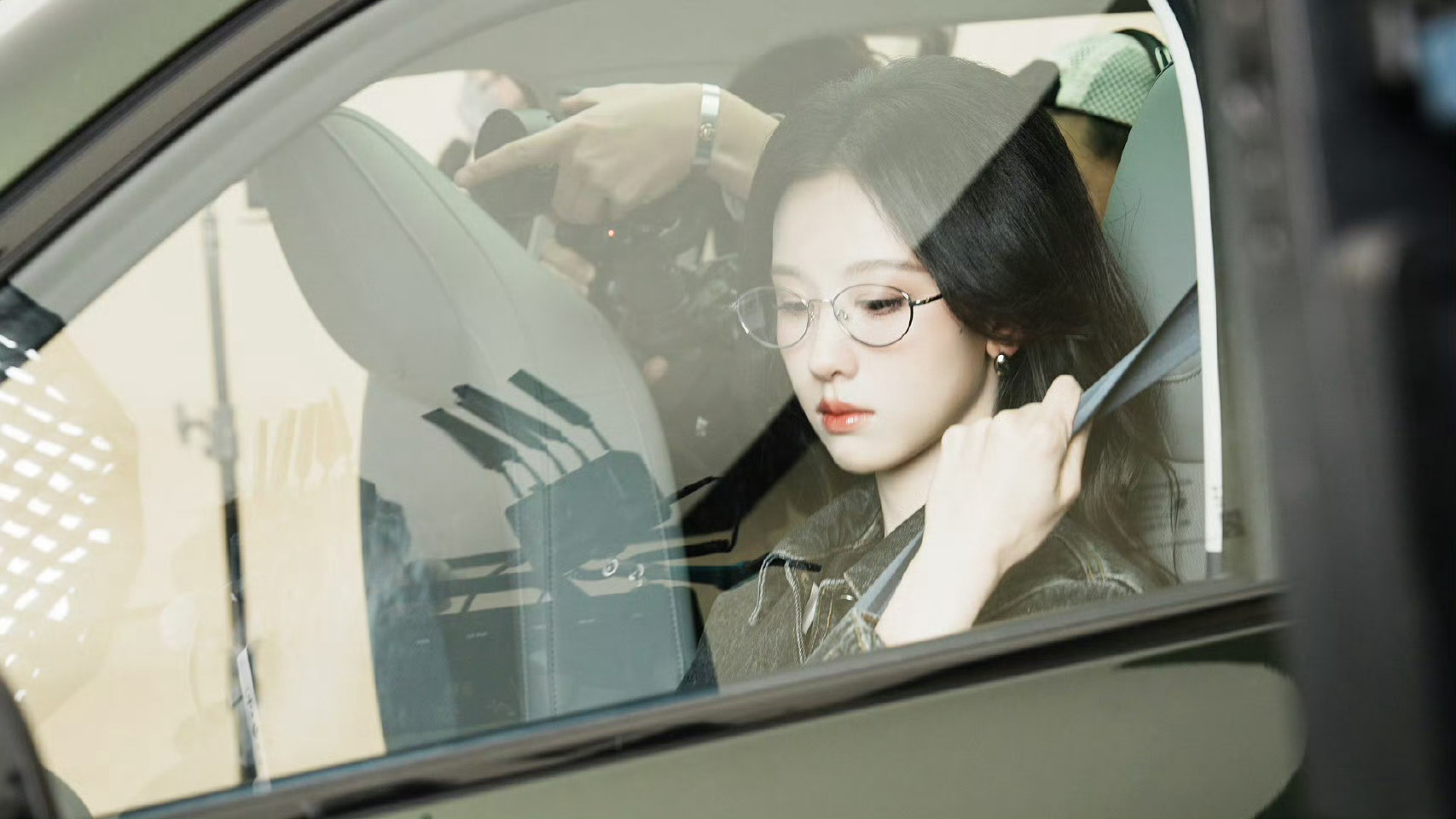 零跑好会选代言人啊！前段时间官宣姜妍大美女，这次又官宣了陈都灵，国民度高形象好全